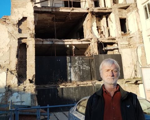 Lars Birkelund foran RTS i Beograd, tilsvarende NRK, som ble bombet av NATO 23. april 1999.