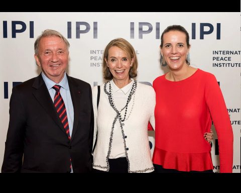 Camilla Reksten-Monsen (t.h.), Terje Rød-Larsen og Grace Montgomery Reksten-Skaugen på et IPI-arragemnet i 2017. Foto fra IPI via VG.