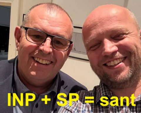 INP + SP = sant. Tidligere leder av INP, Øistein Høksnes og leder av SP, Trygve Slagsvold Vedum i varm omfavnelse