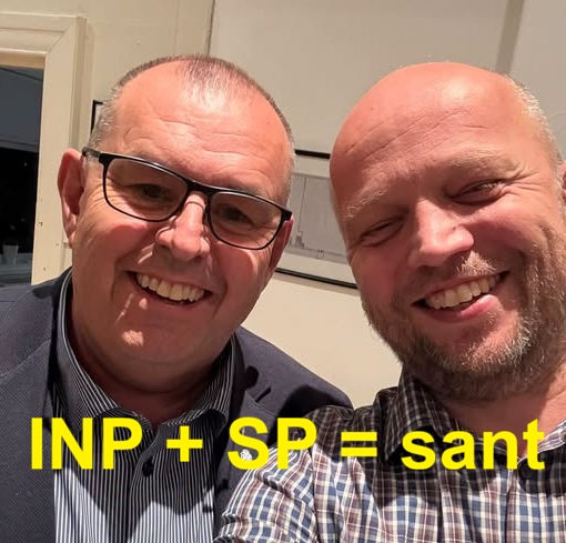 INP + SP = sant. Tidligere leder av INP, Øistein Høksnes og leder av SP, Trygve Slagsvold Vedum i varm omfavnelse