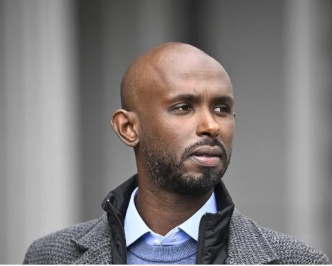 Somaliske Mohamed Abdukardir Ali (30), som representerer Vänsterpartiet er anklaget for valgfusk. Foto fra SVT video.