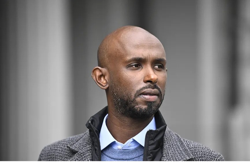 Somaliske Mohamed Abdukardir Ali (30), som representerer Vänsterpartiet er anklaget for valgfusk. Foto fra SVT video.